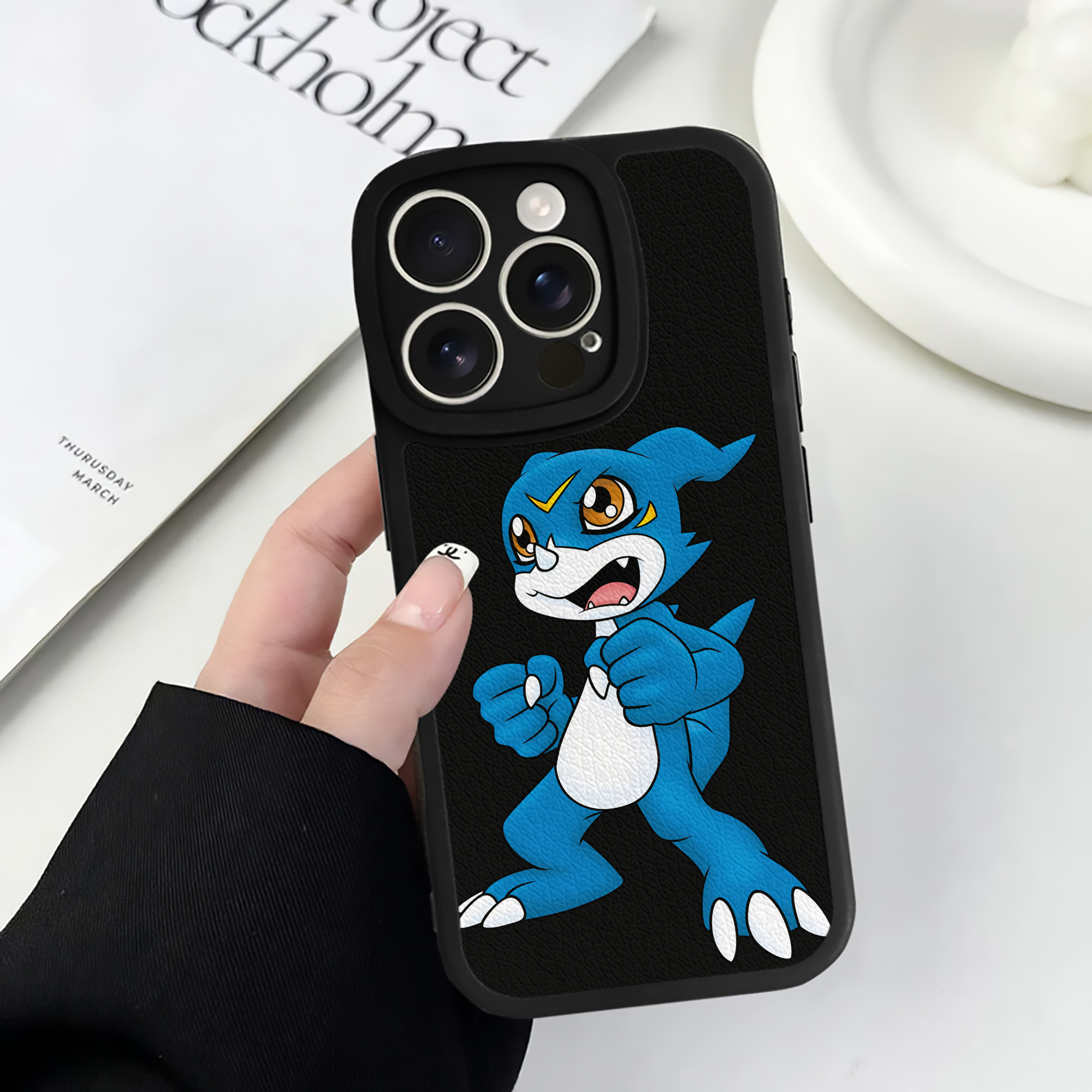 （画像用） Digimon デジタルモンスター/デジモン 【iPhone 16シリーズ対応】シリコンスマホケース（レザー調） 材質：シリコン